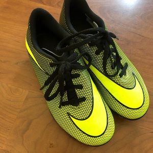 Nike shoes/ Nike bravata youth soccer cleats